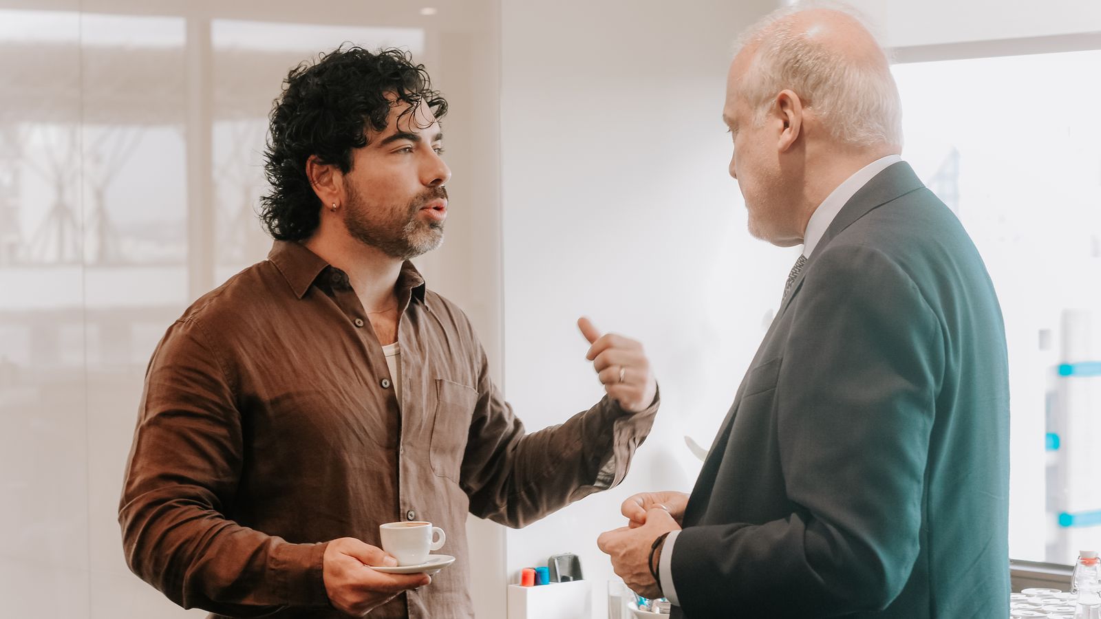 Bruno em conversa com um colega no escritório
