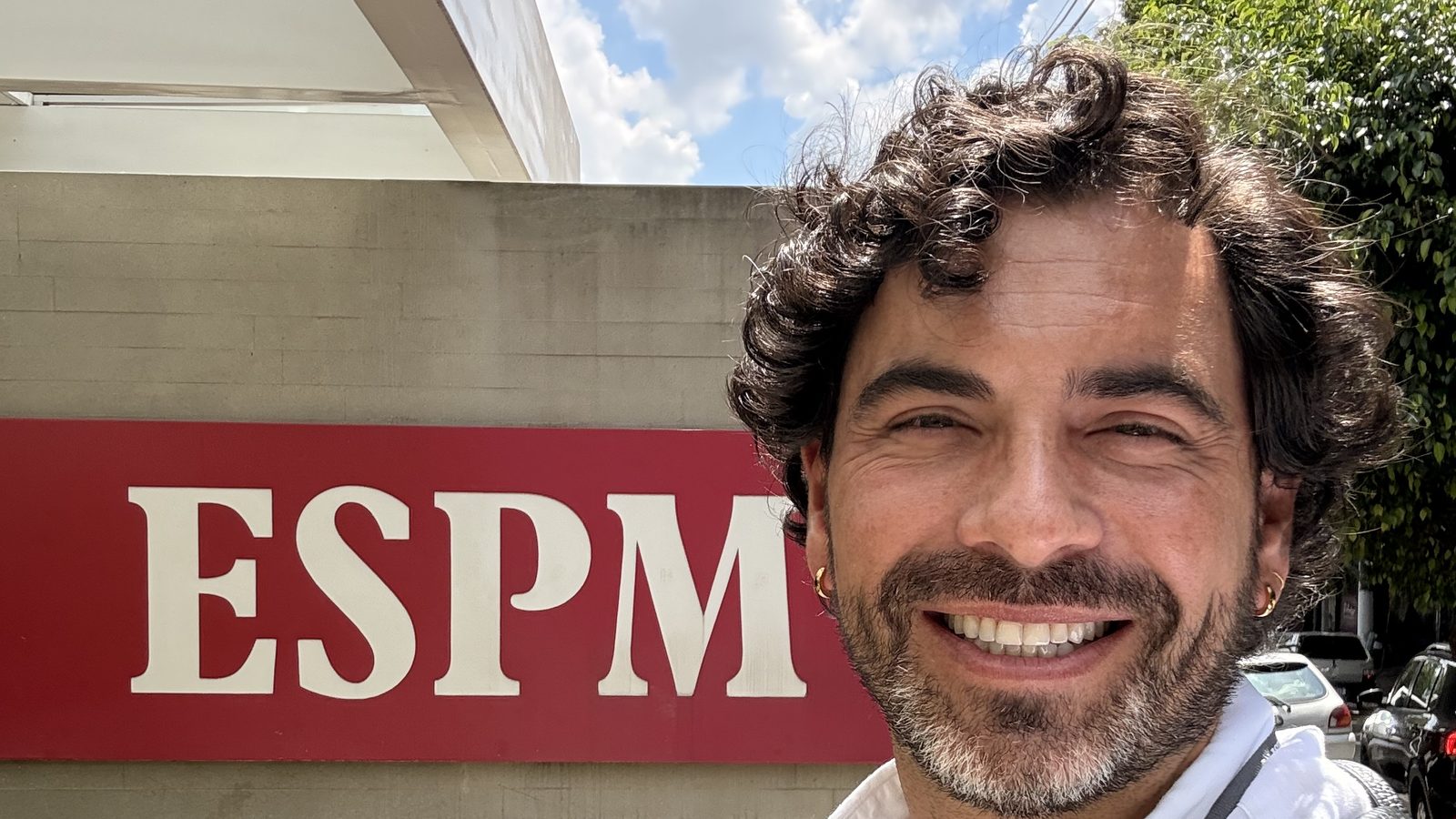 Bruno em frente à entrada da ESPM