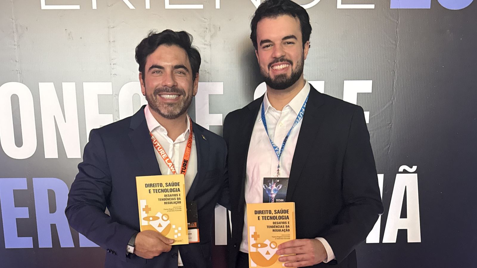 Bruno e Diego Matos Alves com exemplares do livro Direito, Saúde e Tecnologia
