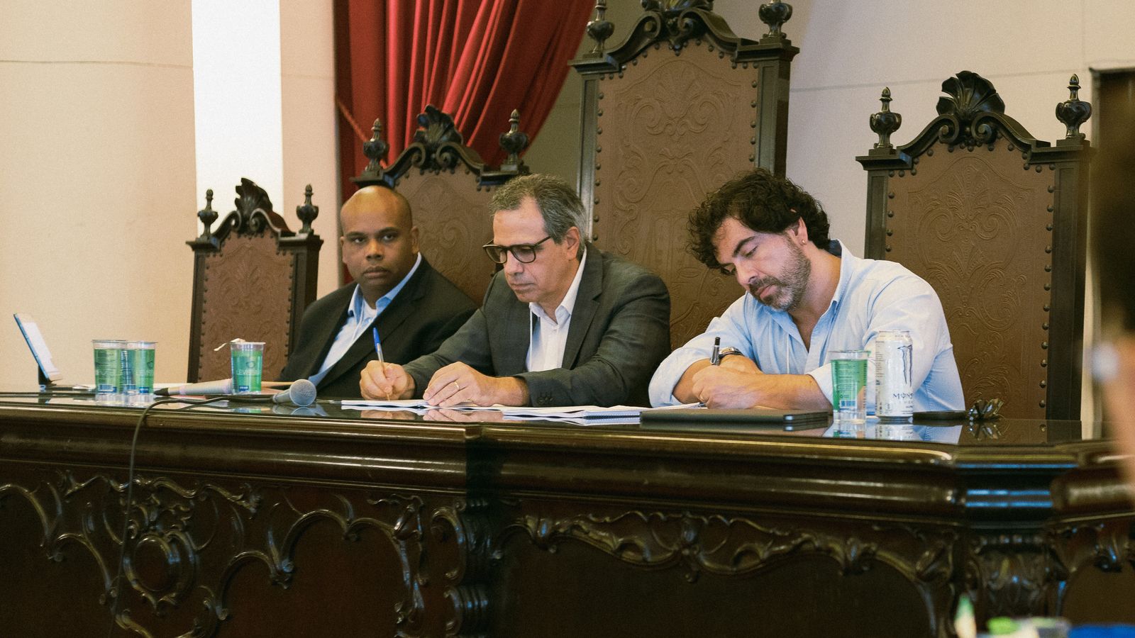 Bruno compondo mesa de trabalho em auditório
